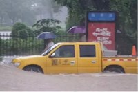 龍舟水太猛！管網搶險“小黃人”與各區通力合作疏通水浸點！