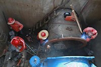 連夜搶修供水爆管！5輛送水車同時出動！