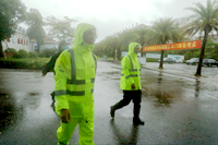 你們執筆縱劍，馳騁考場；我們全力以赴，在暴雨中保駕護航